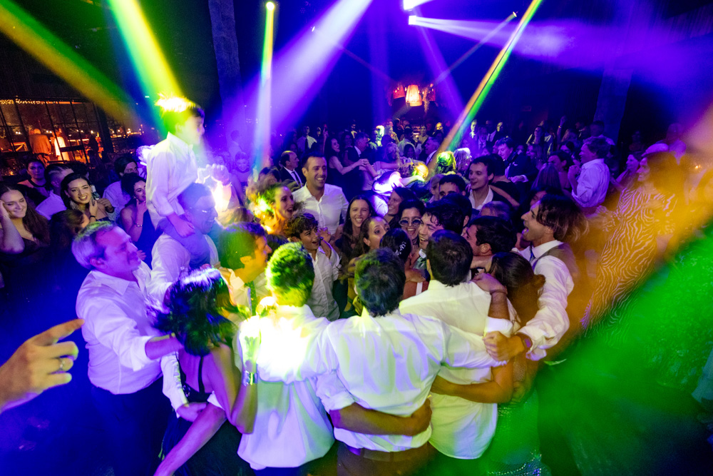 boda en pilar patagonia. . fiesta con musica, luces de colores. wedding photography  fotografía documental de bodas. casamientos en buenos aires, argentina. wedding photographer