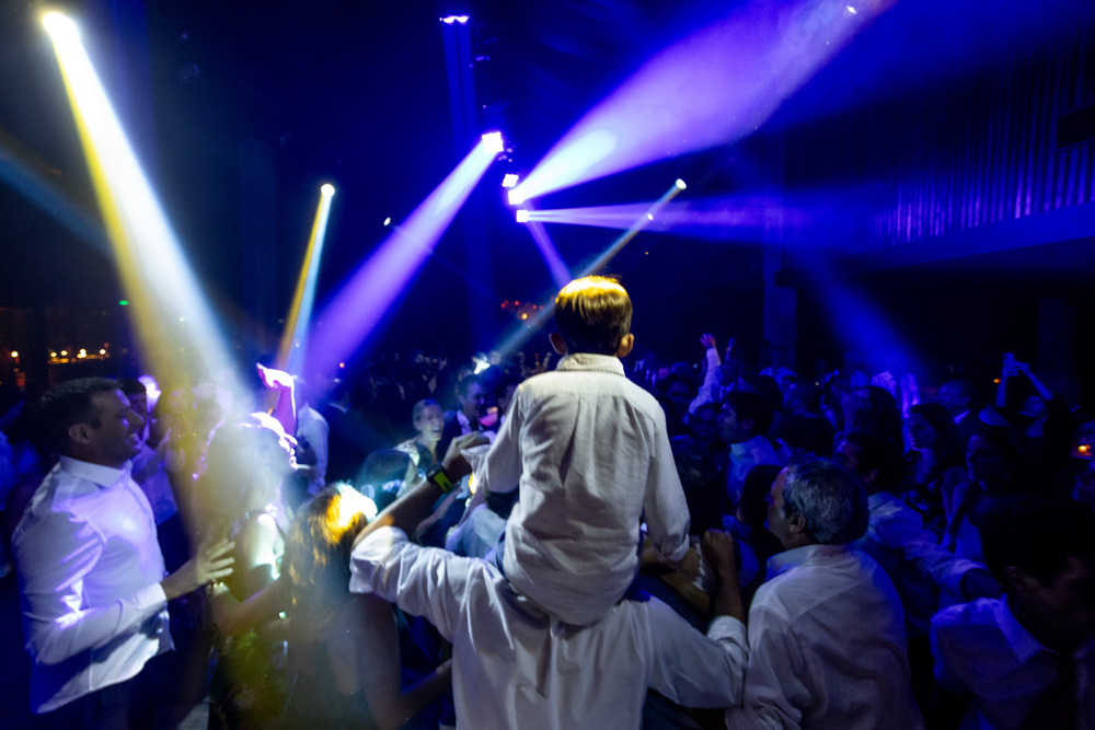 boda en pilar patagonia. . fiesta con musica, luces de colores. wedding photography  fotografía documental de bodas. casamientos en buenos aires, argentina. wedding photographer