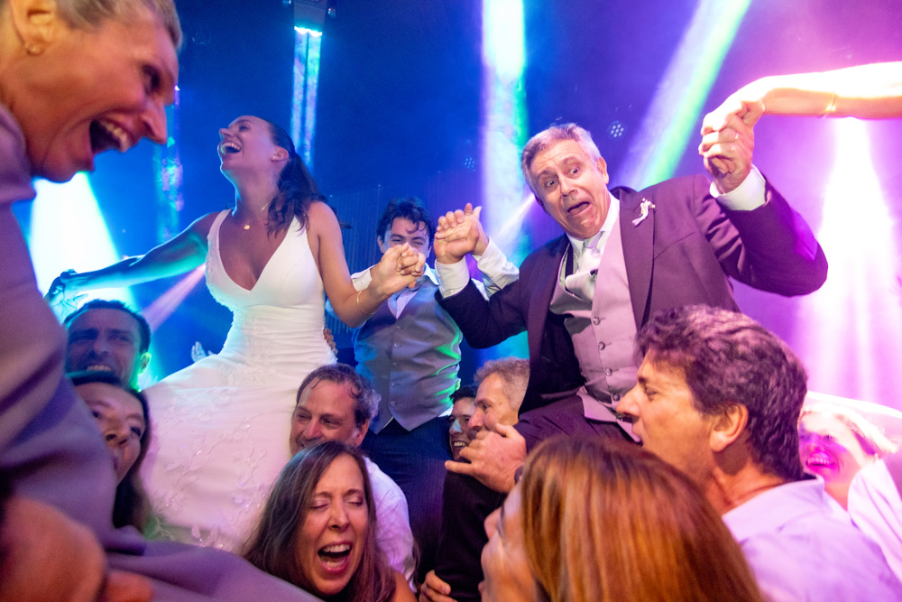 boda en pilar patagonia. . fiesta con musica, luces de colores. wedding photography  fotografía documental de bodas. casamientos en buenos aires, argentina. wedding photographer padres de los novios