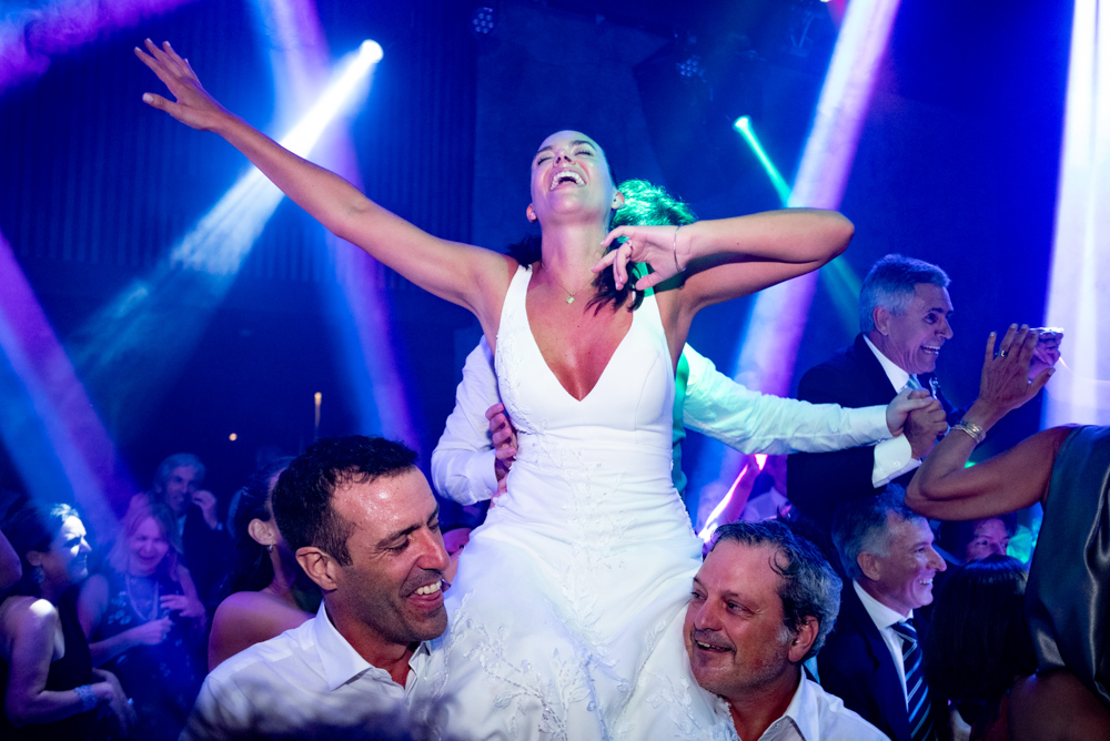 boda en pilar patagonia. . fiesta con musica, luces de colores. wedding photography  fotografía documental de bodas. casamientos en buenos aires, argentina. wedding photographer novia feliz