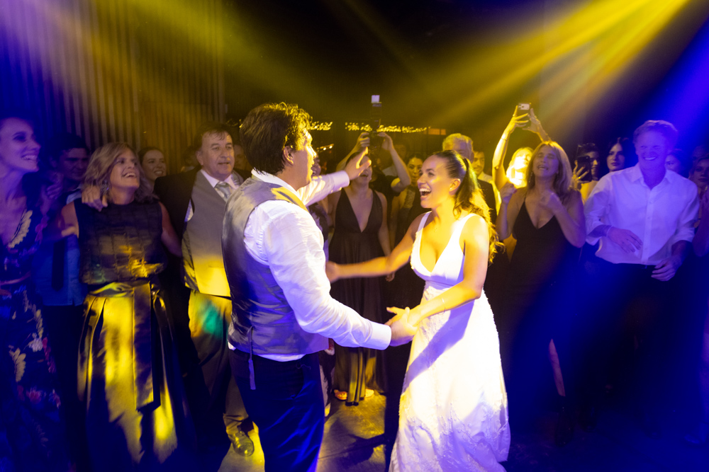 boda en pilar patagonia. . fiesta con musica, luces de colores. wedding photography  fotografía documental de bodas. casamientos en buenos aires, argentina. wedding photographer