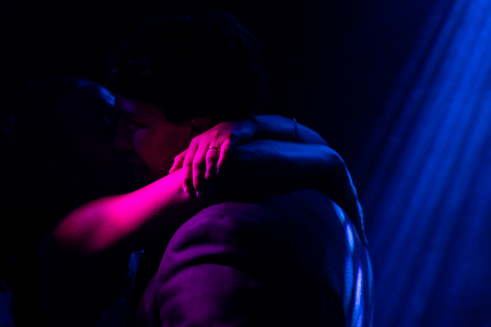 boda en pilar patagonia. . fiesta con musica, luces de colores. wedding photography  fotografía documental de bodas. casamientos en buenos aires, argentina. wedding photographer. detalles, anbillo de casada