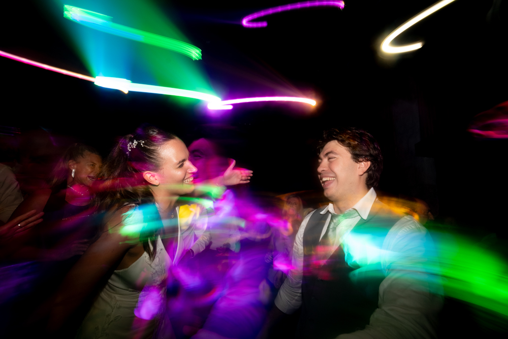 boda en pilar patagonia. . fiesta con musica, luces de colores. wedding photography  fotografía documental de bodas. casamientos en buenos aires, argentina. wedding photographer