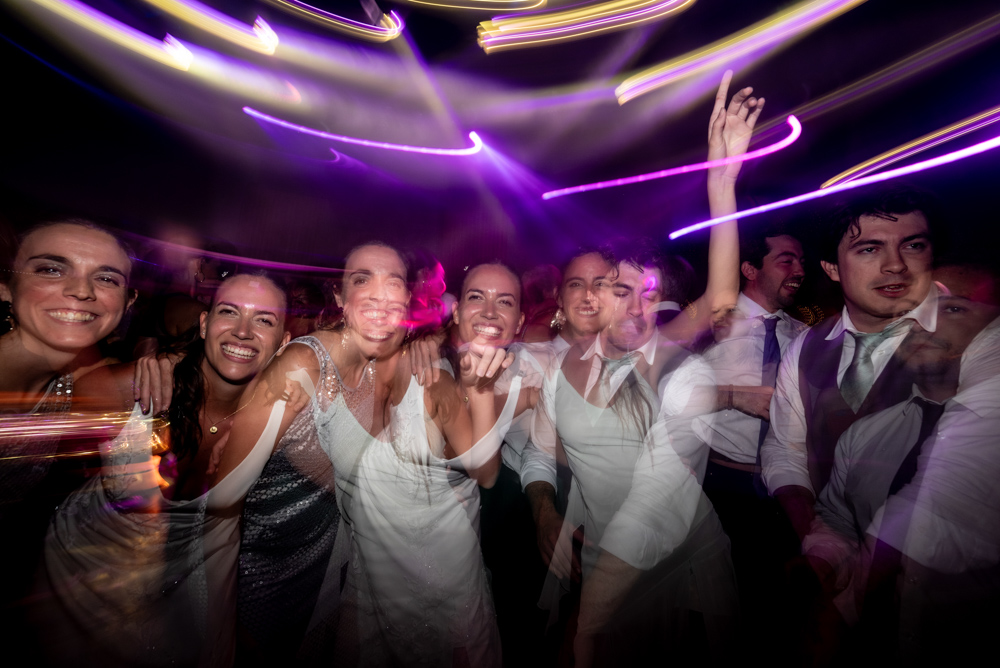 boda en pilar patagonia. . fiesta con musica, luces de colores. wedding photography  fotografía documental de bodas. casamientos en buenos aires, argentina. wedding photographer