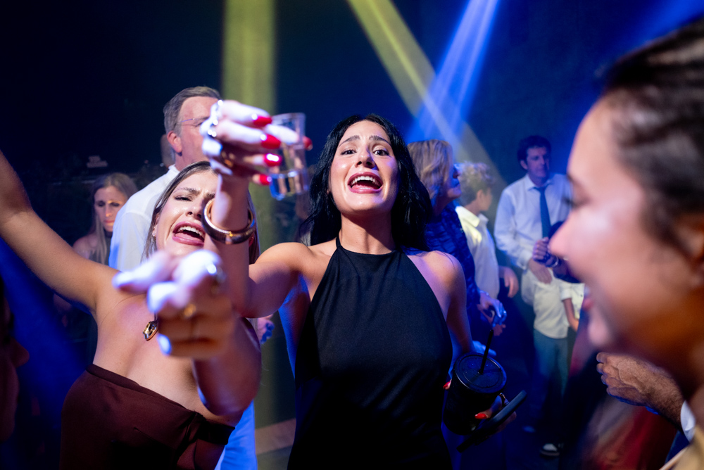 boda en pilar patagonia. . fiesta con musica, luces de colores. wedding photography  fotografía documental de bodas. casamientos en buenos aires, argentina. wedding photographer