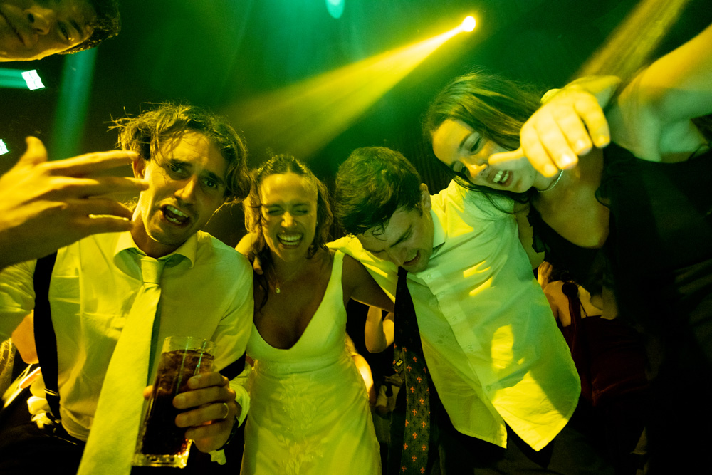 boda en pilar patagonia. . fiesta con musica, luces de colores. wedding photography  fotografía documental de bodas. casamientos en buenos aires, argentina. wedding photographer