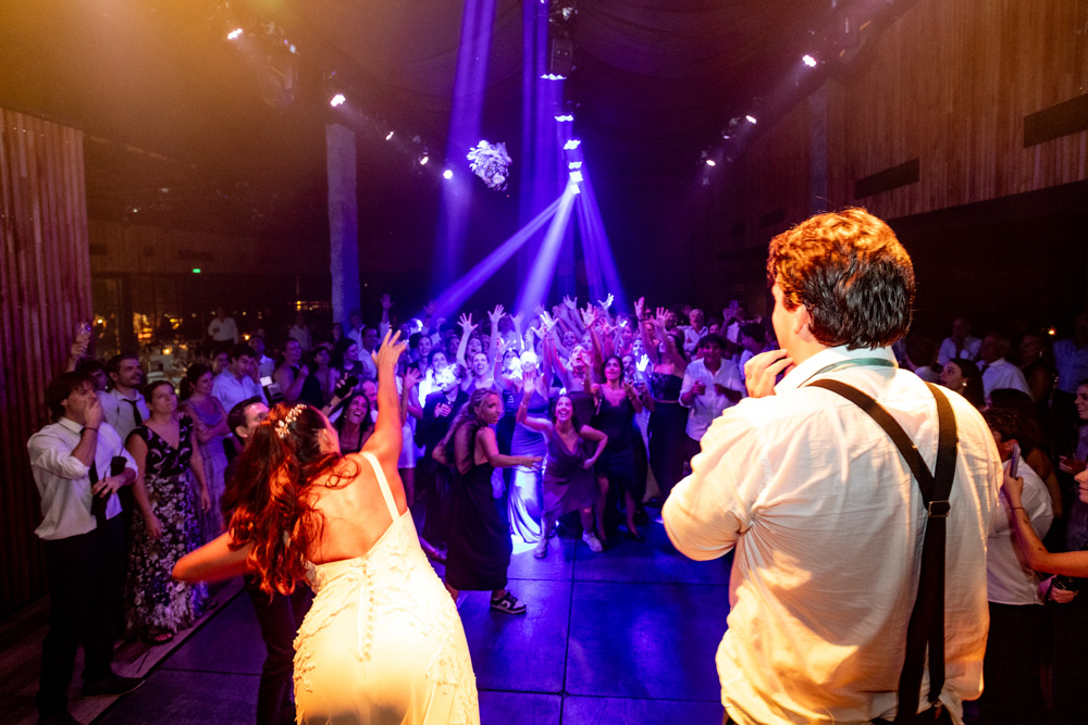 boda en pilar patagonia. . fiesta con musica, luces de colores. wedding photography  fotografía documental de bodas. casamientos en buenos aires, argentina. wedding photographer tirada del ramo