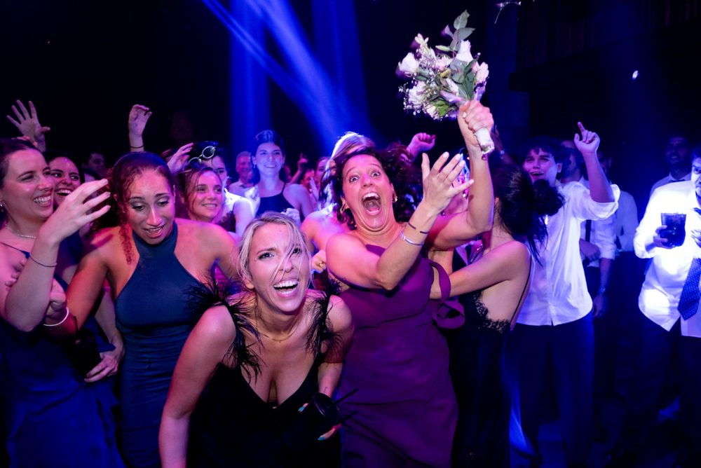boda en pilar patagonia. . fiesta con musica, luces de colores. wedding photography  fotografía documental de bodas. casamientos en buenos aires, argentina. wedding photographer
