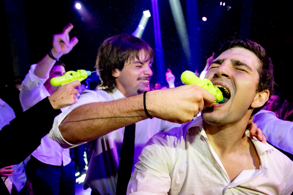 boda en pilar patagonia. . fiesta con musica, luces de colores. wedding photography  fotografía documental de bodas. casamientos en buenos aires, argentina. wedding photographer. pistola con alcohol