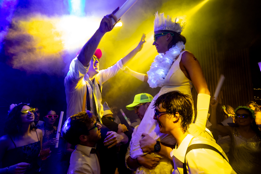 boda en pilar patagonia. . fiesta con musica, luces de colores. wedding photography  fotografía documental de bodas. casamientos en buenos aires, argentina. wedding photographer