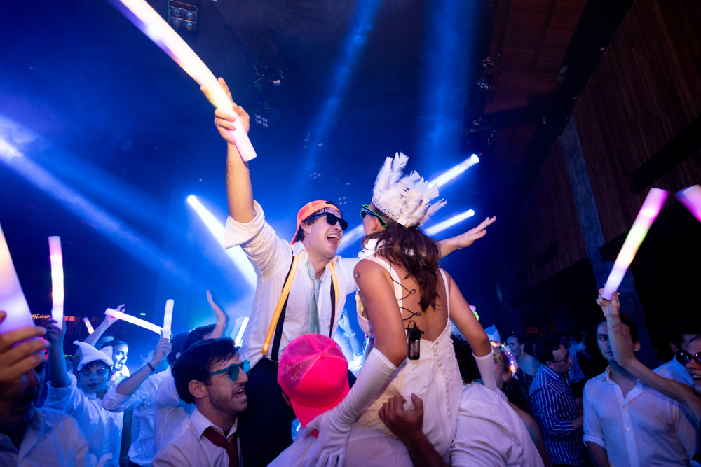 boda en pilar patagonia. . fiesta con musica, luces de colores. wedding photography  fotografía documental de bodas. casamientos en buenos aires, argentina. wedding photographer carnaval carioca. la hora loca