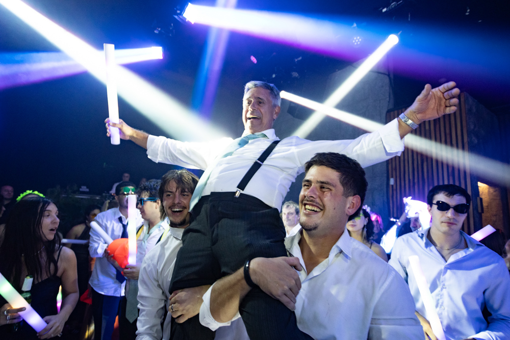 boda en pilar patagonia. . fiesta con musica, luces de colores. wedding photography  fotografía documental de bodas. casamientos en buenos aires, argentina. wedding photographer carnaval carioca. la hora loca