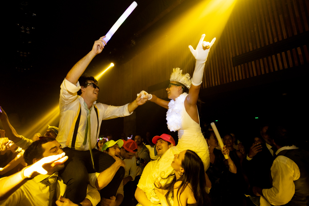 boda en pilar patagonia. . fiesta con musica, luces de colores. wedding photography  fotografía documental de bodas. casamientos en buenos aires, argentina. wedding photographer carnaval carioca. la hora loca