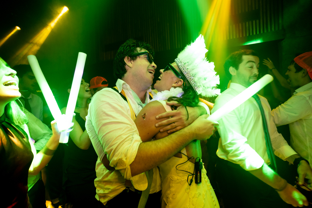 boda en pilar patagonia. . fiesta con musica, luces de colores. wedding photography  fotografía documental de bodas. casamientos en buenos aires, argentina. wedding photographer carnaval carioca. la hora loca