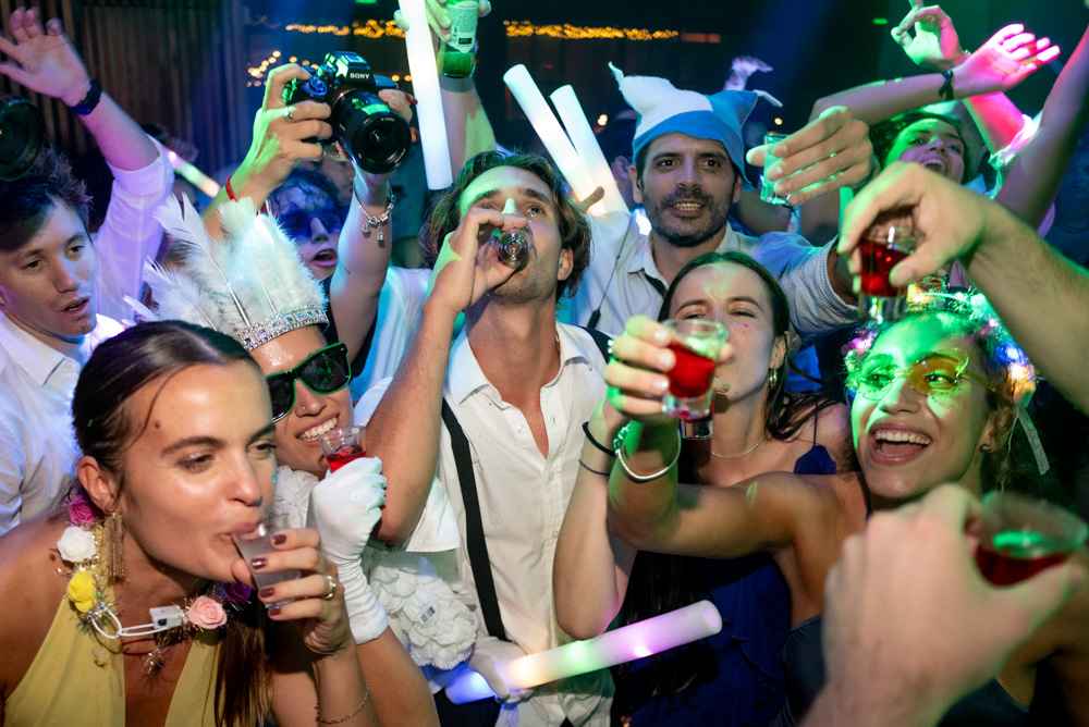 boda en pilar patagonia. . fiesta con musica, luces de colores. wedding photography  fotografía documental de bodas. casamientos en buenos aires, argentina. wedding photographer carnaval carioca. la hora loca
