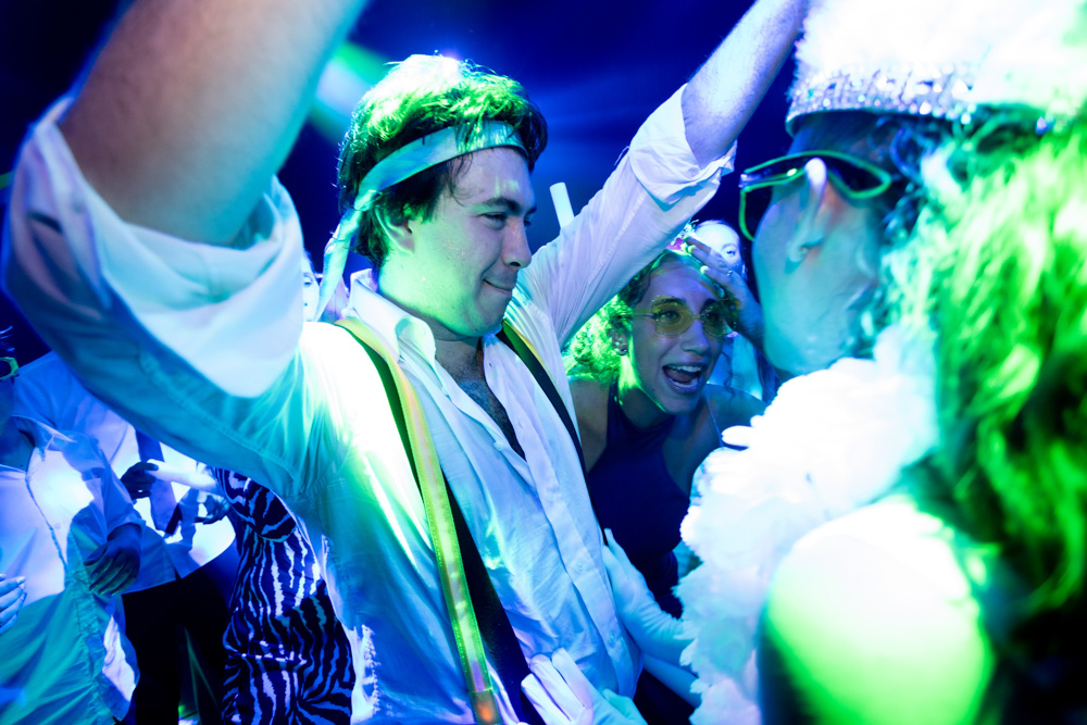 boda en pilar patagonia. . fiesta con musica, luces de colores. wedding photography  fotografía documental de bodas. casamientos en buenos aires, argentina. wedding photographer carnaval carioca. la hora loca