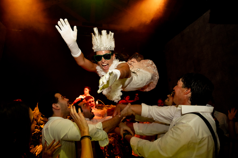 boda en pilar patagonia. . fiesta con musica, luces de colores. wedding photography fotografía documental de bodas. casamientos en buenos aires, argentina. wedding photographer carnaval carioca. la hora loca