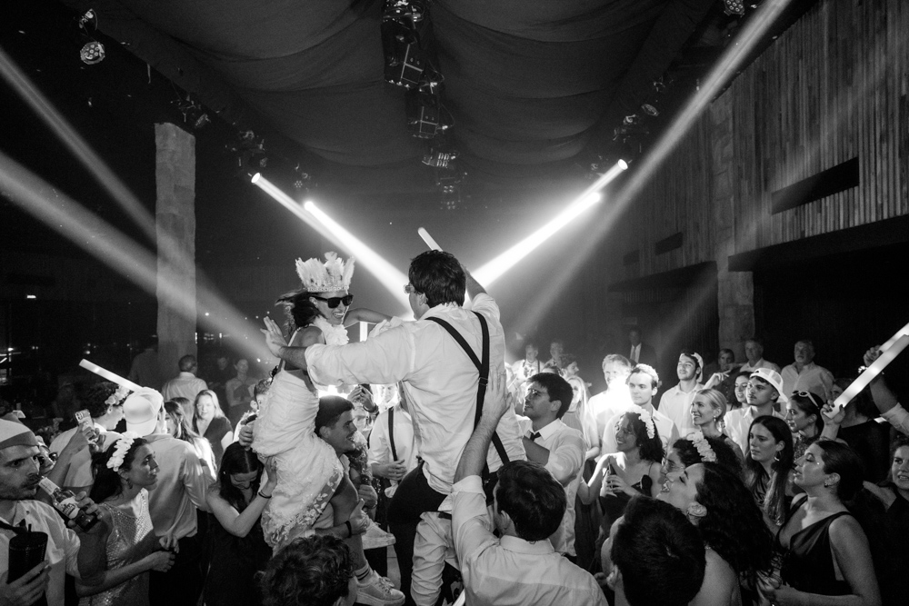 boda en pilar patagonia. . fiesta con musica, luces de colores. wedding photography  fotografía documental de bodas. casamientos en buenos aires, argentina. wedding photographer carnaval carioca. la hora loca