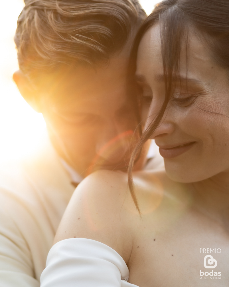 premio bodas argentinaa los mejores fotógrafos documentales de casamientos. Pareja abrazada al atardecer. novios
