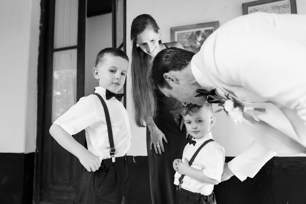 preparacion de la novia destination wedding en buenos aires fotografia documental de bodas previa del novio en la estancia