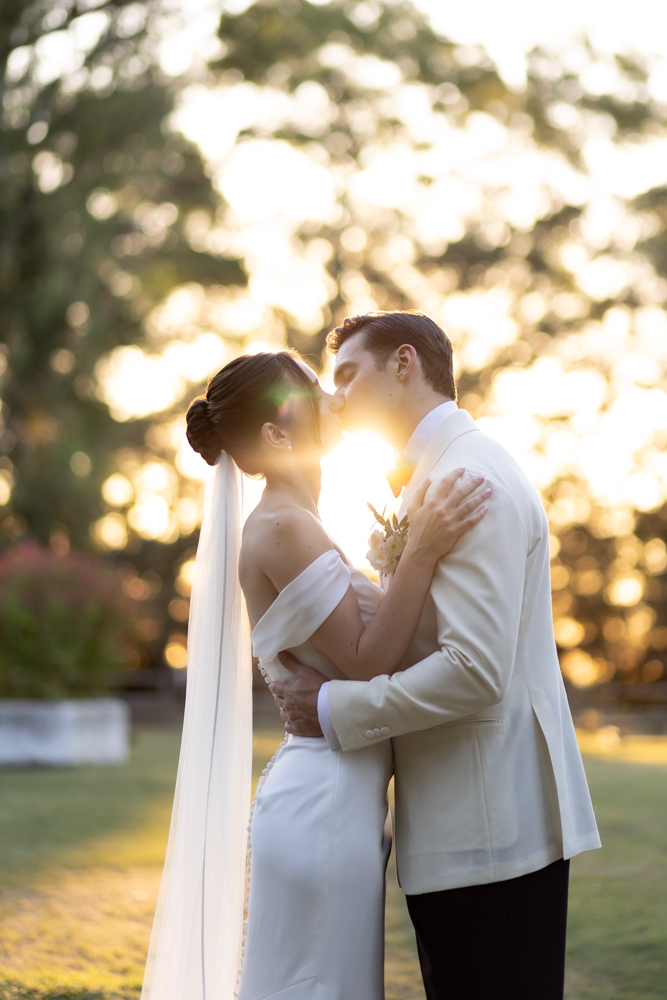 sesion de retratos de fotos de los novios recien casados en estancia la mimosa en buenos aires al atardecer