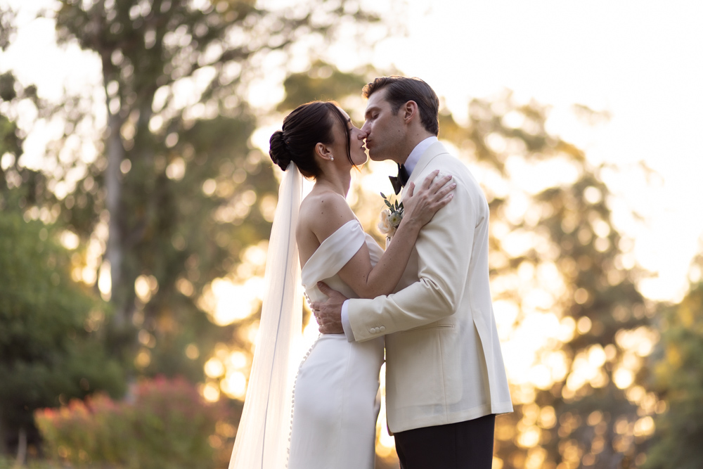 sesion de retratos de fotos de los novios recien casados en estancia la mimosa en buenos aires al atardecer