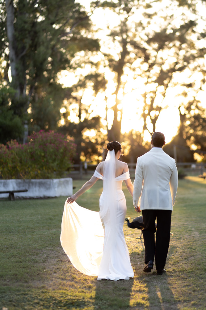 sesion de retratos de fotos de los novios recien casados en estancia la mimosa en buenos aires al atardecer