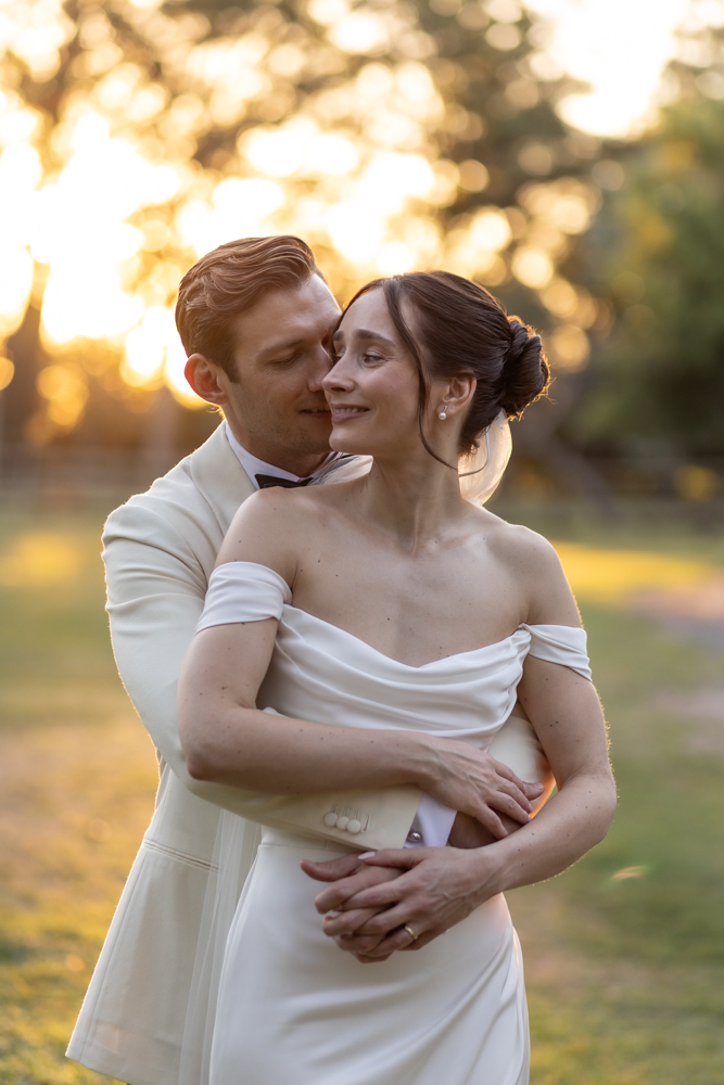 sesion de retratos de fotos de los novios recien casados en estancia la mimosa en buenos aires al atardecer
