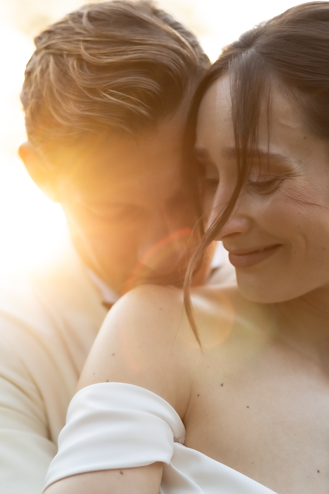 sesion de retratos de fotos de los novios recien casados en estancia la mimosa en buenos aires al atardecer