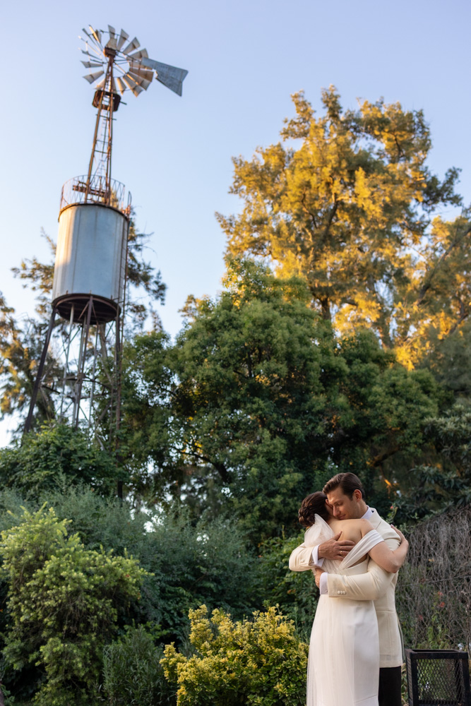 sesion de retratos de fotos de los novios recien casados en estancia la mimosa en buenos aires al atardecer
