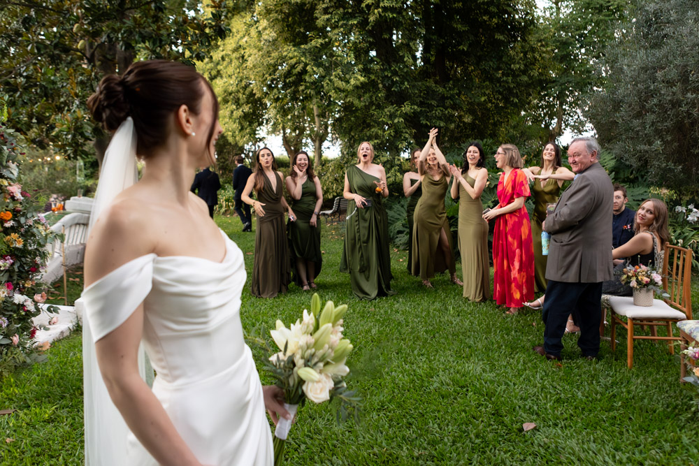 sesion de retratos de fotos de los novios recien casados en estancia la mimosa en buenos aires al atardecer