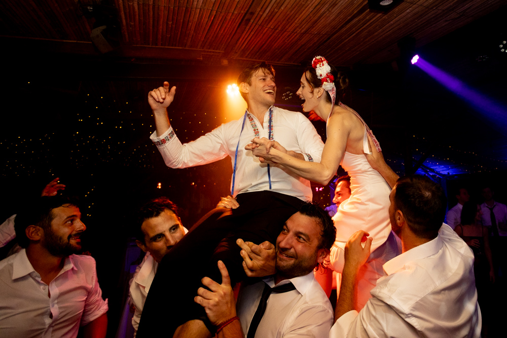 boda de destino casamiento internacional estancia la mimosa boda de dia al aire libre fotografa documental fiesta intercultural