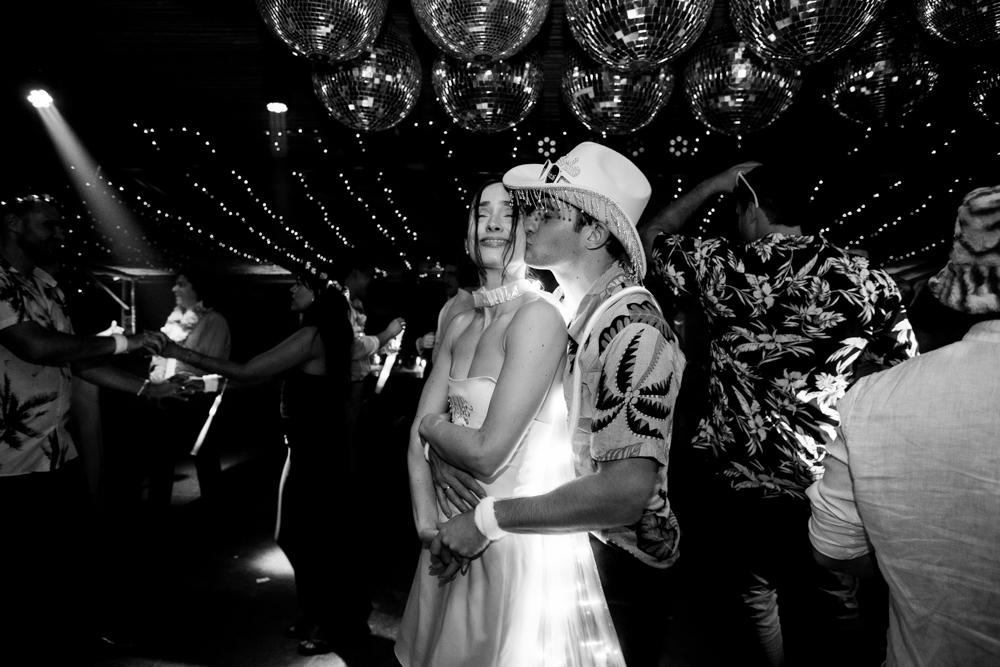 boda de destino casamiento internacional estancia la mimosa boda de dia al aire libre fotografa documental fiesta intercultural