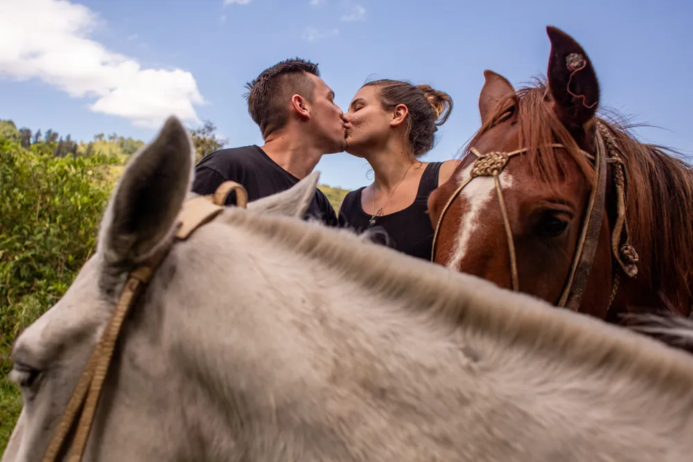 sesion de fotos de novios en vacaciones en jujuy a caballo fotos espontaneas 54 fotografia