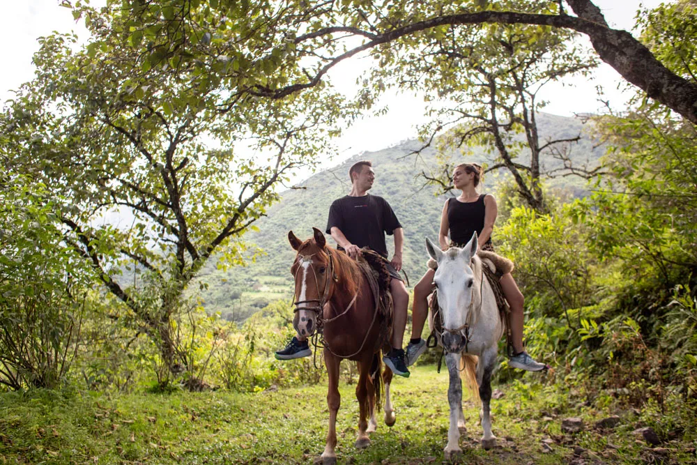 sesion de fotos de novios en vacaciones en jujuy a caballo fotos espontaneas 54 fotografia