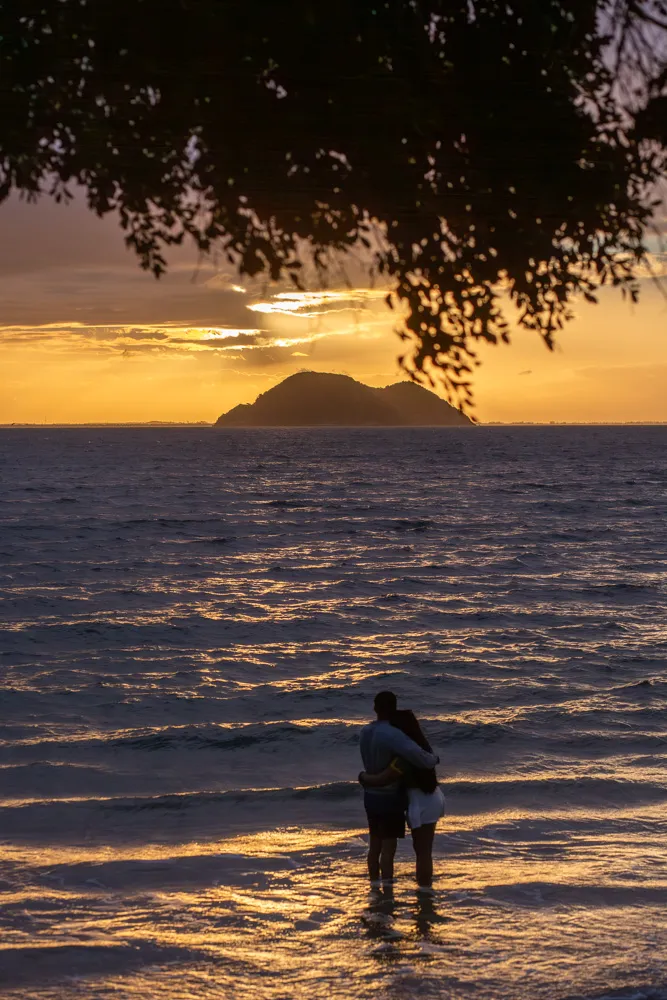 novios enamorados en buzios brasil fotografia espontanea documental de parejas novios enamorados compromisos atardecer mar playa