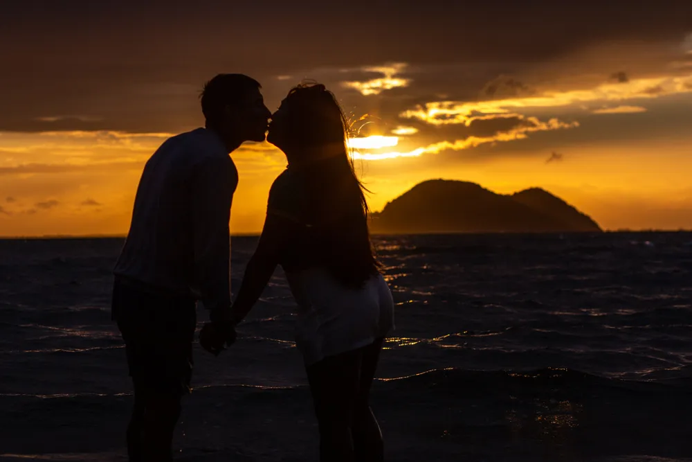 novios enamorados en buzios brasil fotografia espontanea documental de parejas novios enamorados compromisos atardecer mar playa contraluz