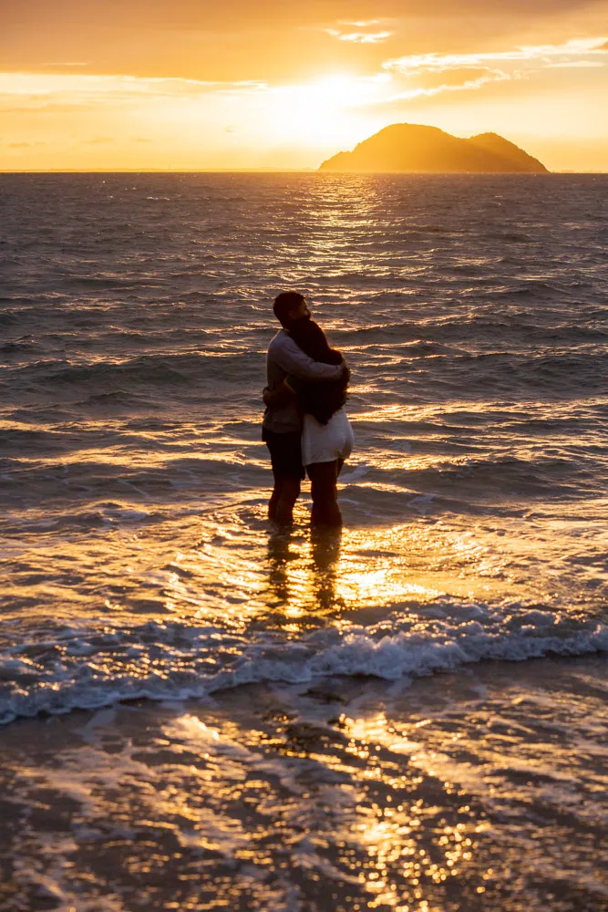 novios enamorados en buzios brasil fotografia espontanea documental de parejas novios enamorados compromisos atardecer mar playa