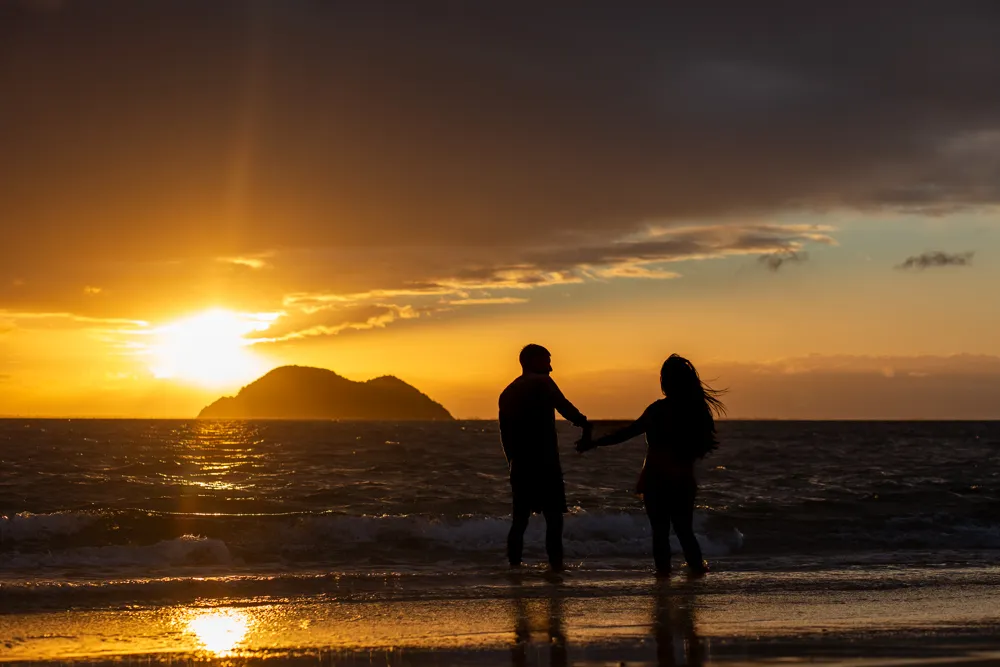 novios enamorados en buzios brasil fotografia espontanea documental de parejas novios enamorados compromisos atardecer mar playa