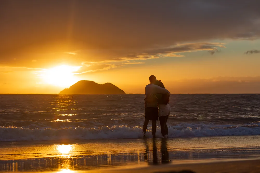 novios enamorados en buzios brasil fotografia espontanea documental de parejas novios enamorados compromisos atardecer mar playa
