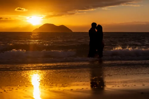 novios enamorados en buzios brasil fotografia espontanea documental de parejas novios enamorados compromisos atardecer mar playa